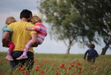 خانواده شاد تاب‌آور: چگونه در مواجهه با چالش‌ها، پیوندی ناگسستنی بسازیم؟